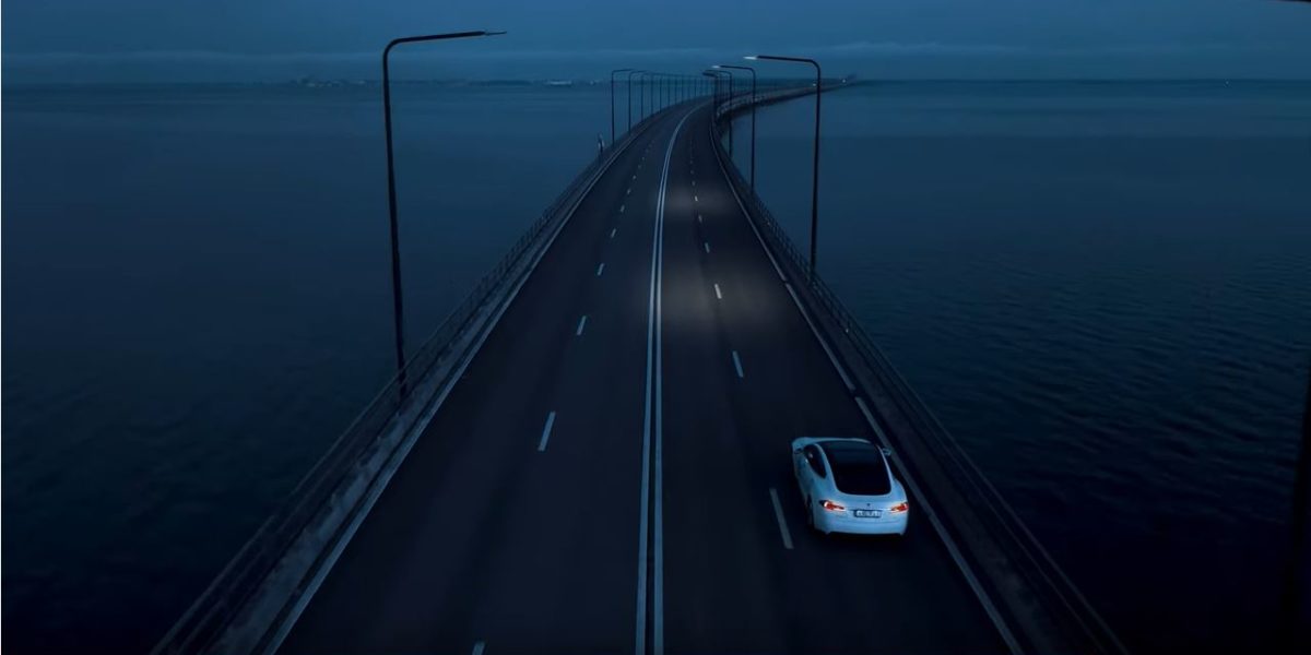 Bil på Ölandsbron i mörker